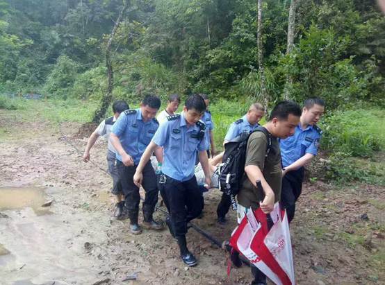 铜鼓民警翻越10余公里山路救助一孕妇