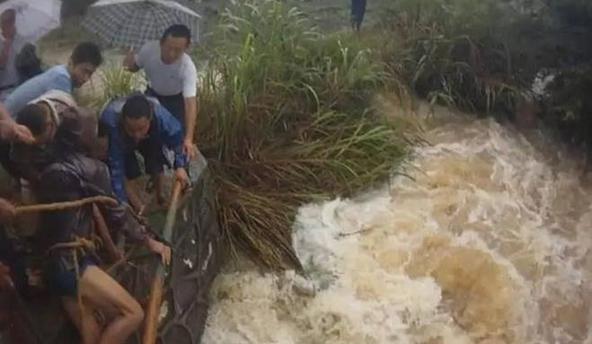 危难之处显身手 武宁民警洪水中救助被困群众