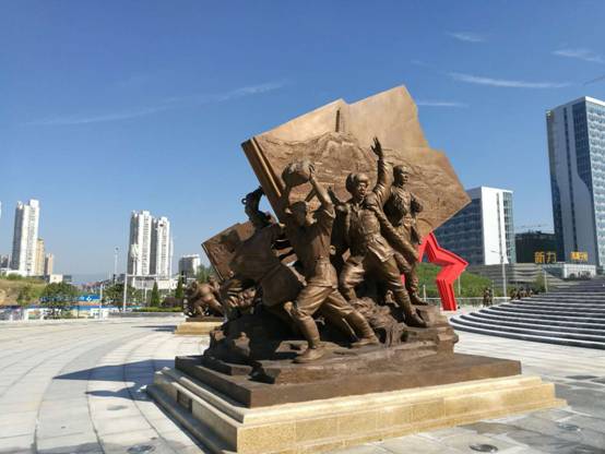 中国日报“八一”专题摄制组在南昌建军雕塑广场拍摄<BR>