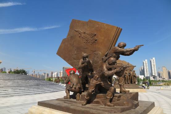 中国日报“八一”专题摄制组在南昌建军雕塑广场拍摄<BR>