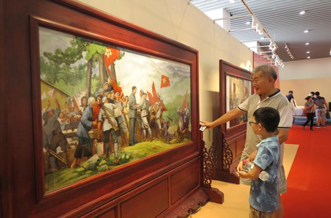 《瓷画英烈谱》瓷板画作品展在南昌举行