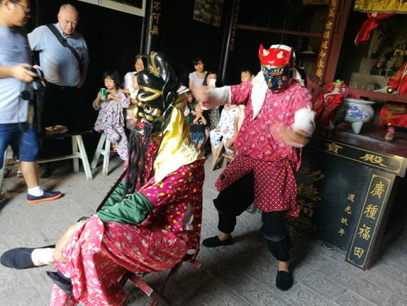 中国日报中外记者探访国家级非物质文化遗产—南丰傩舞