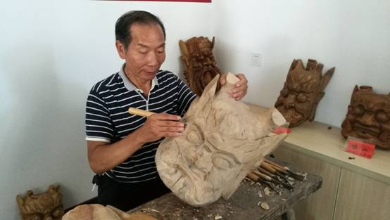 中国日报中外记者走进南丰采访傩面具雕刻传承人