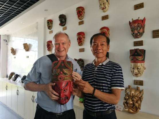中国日报中外记者走进南丰采访傩面具雕刻传承人