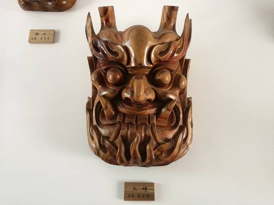 中国日报中外记者走进南丰采访傩面具雕刻传承