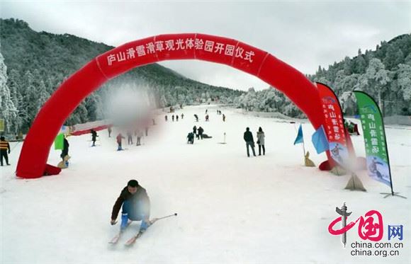 来庐山滑雪场 体验一场冰雪上的“舞蹈”