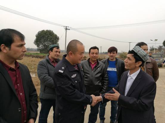 维汉一家亲：新疆烧烤王携维吾尔族同胞慰问南昌偏远乡村五保户 回报南昌民警对他的帮助