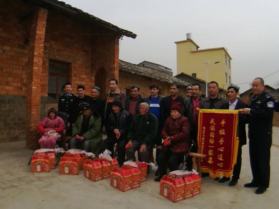 维汉一家亲：新疆烧烤王携维吾尔族同胞慰问南昌偏远乡村五保户 回报南昌民警对他的帮助