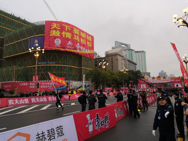2018南昌国际马拉松在八一广场正式开跑 女子组全马冠军是中国选手
