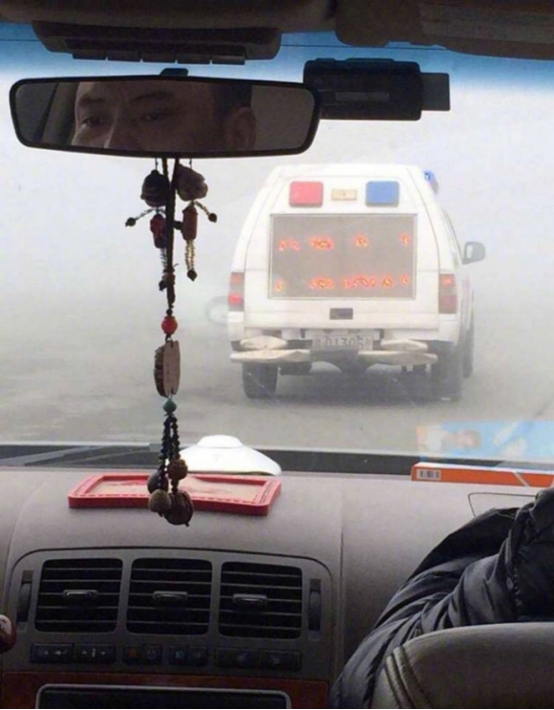 2017年末江西高速交警在大雾中演绎生命的接力