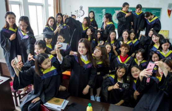 江西新余：1个藏族男生和41个女同学的创意毕业照
