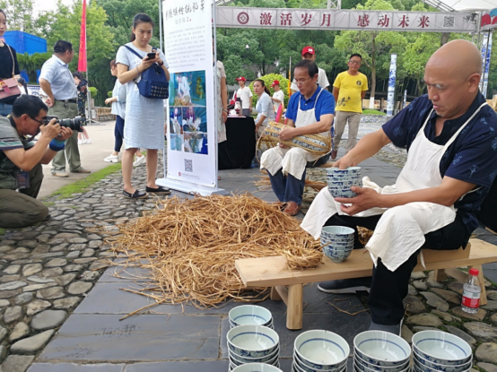 景德镇市古窑举办系列陶瓷文化非遗活动 陶瓷传统稻草包装吸引众人观