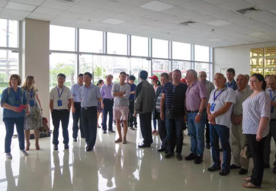 中外新材料专家参观南昌大学国家硅基LED工程技术研究中心